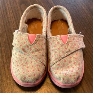 Adorable pink and gray polka dot Toms
